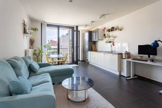 Droom je van een modern appartement op een toplocatie in Antwerpen? In de geliefde Sint-Andrieswijk geniet je van de rust van een charmante zijstraat, terwijl de Kloosterstraat, Nationalestraat, de Groenplaats en de Scheldekaaien zich op wandelafstand bevinden. Gezellige horecazaken, boetieks en alles wat de stad zo aantrekkelijk maakt, liggen hier letterlijk om de hoek. <br /><br />Het appartement bevindt zich op de bovenste verdieping van een kleinschalig gebouw uit 2012 met slechts drie appartementen (lage maandelijkse lasten).<br /><br />De grote ramen, van de vloer tot het plafond, zorgen voor een overvloed aan natuurlijk daglicht en geven de leefruimte een ruim en open gevoel. Er is meer dan voldoende plaats voor een comfortabele zithoek en een gezellige eethoek, terwijl de open keuken mooi aansluit op het geheel.<br /><br />Een extra troef is het zonnige terras dat aansluit op de leefruimte, een fijne plek om rustig van een koffie, aperitief of een zomerse avond te genieten.<br /><br />Aan de achterzijde van het appartement bevindt zich de ruime slaapkamer met aansluitend de badkamer, uitgerust met een douche, wastafel en toilet.<br /><br />Kortom, een tof appartement op een toplocatie in de geliefde Sint-Andrieswijk, ideaal als eigen woonst of als investering.<br /><br />Epc: 111 kWh/m2, P-score: C, G-score: C, Vg-Wche-Gvv-Gvkr-Gmo