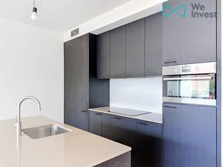 Interesse in dit appartement? Reageren kan enkel via 'Mijn huurprofiel' of via volgende link: https://wi-antwerpen-zuidrand.mijnhuurprofiel.be/property/82c649e3-10e6-4cf9-adfc-de75d2b78280<br /><br />Ben je op zoek naar een comfortabel en verzorgd appartement op een uitstekende locatie in Berchem?<br />Ontdek dit 2-slaapkamerappartement gelegen aan het Frans Van Hombeeckplein. Hier geniet je van een uitstekende ligging in een levendige buurt. In de directe omgeving vind je tal van gezellige horecazaken, supermarkten en scholen waardoor alle dagelijkse voorzieningen binnen handbereik zijn. Bovendien ligt het station Antwerpen-Berchem op wandelafstand en op slechts 10 minuten sta je in het bruisende stadscentrum van Antwerpen. Een ideaal appartement voor wie comfortabel wil wonen met een vlotte verbinding naar de stad en daarbuiten. <br /><br />Indeling:<br />Je komt binnen in een ruime, lichtrijke woonkamer met een open, volledig geïnstalleerde keuken – een aangename plek om te koken en te ontspannen.<br />Vanuit de woonkamer heb je toegang tot een aangenaam terras, groot genoeg voor een tafel en stoelen om te genieten van de buitenlucht.<br /><br />Het appartement beschikt over 2 slaapkamers met uitzicht op het gezellige binnenplein van het complex. <br />De badkamer is uitgerust met een dubbel lavabomeubel en een ruime inloopdouche. <br /><br />Verder is er een ondergrondse autostaanplaats en een ruime private kelderberging inbegrepen in de huurprijs. <br /><br />Interesse in dit appartement? Reageren kan enkel via 'Mijn huurprofiel' - zie link bovenaan beschrijving.