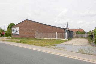 Projectgrond gelegen in Beek centrum op de hoek van de Kerkstraat en de Veeweidestraat.<br />Het beschikt over een zeer gunstige ligging op wandelafstand van diverse faciliteiten en op 1 km van Bree centrum.<br />Er zijn verschillende mogelijkheden van toepassing zoals het verder verhuren van de opslagplaats of het realiseren van een centraal gelegen project.<br /><br />Momenteel is er een maandelijkse huurinkomst van +/- €1700,00.<br /><br />Onder documenten kan u de informatieverstrekking raadplegen van de stad Bree omtrent de stedenbouwkundige mogelijkheden.<br /><br />Indeling magazijn:<br />+ Opslagplaats 1 (54m²)<br />+ L-vormige opslagplaats 2 (248m² + 39m²)<br />+ Opslagplaats 3 aan achterzijde (142m²)<br />+ Garage (38,50m²)<br /><br />heeft u interesse in deze centraal en gunstig gelegen projectgrond?<br />Neem contact met ons op en we helpen u graag dichtblij verder.