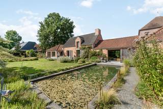Set in a tranquil location, this renovated farmhouse combines privacy with excellent accessibility. Here you enjoy the rural charm of Buggenhout...