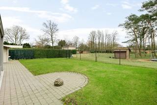 Welkom in de prachtige en verzorgde residentie ‘Kasteelhof’, een kleinschalig en residentieel geheel van drie stijlvolle gebouwen met telkens slechts vier appartementen. Deze doordachte opbouw garandeert u privacy en een aangename woonsfeer. De gebouwen zijn onderling verbonden via een ondergrondse garage met privatieve staanplaatsen en individuele kelderbergingen, en worden afgesloten met een automatische poort, zowel aan de straatkant als aan de ondergrondse parking, wat uw veiligheid én privacy ten goede komt.<br /><br />Deze appartementen zijn gelegen op een absolute toplocatie, op de grens van Schilde en Sint-Antonius, en geniet van de perfecte combinatie tussen groen en bereikbaarheid. Op wandelafstand vindt u winkels, openbaar vervoer en verbindingswegen naar omliggende gemeenten. Momenteel zijn er nog 2 gelijkvloers appartementen te koop welke op dit ogenblik verhuurd zijn.<br /><br />INDELING: Het appartement bevindt zich op het gelijkvloers en kan betreden worden via de gemeenschappelijke inkomhal of rechtstreeks vanuit de ondergrondse garage, waar u met de lift of trap naar uw verdieping wordt gebracht. U wordt verwelkomd via een ruime inkomhal met vestiaire en apart gastentoilet. De lichte en ruime leefruimte met open keuken baadt in natuurlijk licht en kijkt uit op het groen. De keuken is volledig uitgerust en beschikt over een handige, aparte berging met aansluiting voor wasmachine en droogkast.<br /><br />Grenzend aan de woonkamer bevindt zich een aparte bureauruimte, ideaal voor wie van thuis uit werkt of nood heeft aan een werkplek. Vanuit de leefruimte wandelt u verder naar het terras en de grote tuin. Een perfecte plek om te ontspannen met zicht op rustgevend groen (de foto van de veranda is van een ander appartement welke al verkocht is - de overige gelijkvloers appartementen hebben geen veranda). <br /><br />Via de nachthal bereikt u twee volwaardige slaapkamers, waarvan één voorzien is van praktische ingemaakte kasten. De moderne badkamer is uitgerust met een stijlvolle inloopdouche en een lavabomeubel.<br /><br />Bovendien beschikt het gebouw over een extra zolderruimte die u kunt gebruiken voor bijkomende opslag, en is er een privatieve kelderberging inbegrepen in de prijs.<br />2 ondergrondse autostaanplaatsen zijn verplicht bij aan te kopen aan 25.000 euro/staanplaats. Voor bezoekers is er overigens voldoende parkeergelegenheid vooraan het gebouw.<br /><br />Bijzonderheden:<br />+ Energiezuinig appartement<br />+ Gelegen in een prachtige, verzorgde residentie<br />+ Verzorgde en zonnige tuin met zicht op groen<br />+ Ondergrondse kelderberging inbegrepen<br />+ Mogelijkheid tot bijkomende staanplaats<br />+ Lift aanwezig<br />+ Extra zolderruimte beschikbaar