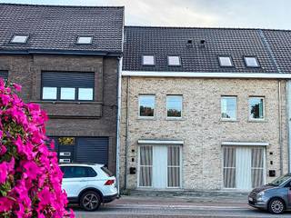 Deze prachtige nieuwbouw rijwoning in Wetteren biedt alles wat je zoekt in een ideale woning. Met een tuin, vier slaapkamers, twee badkamers en een energielabel A, is dit de perfecte plek om te wonen en te genieten van het comfort van een moderne woning.<br /><br />De woning is voorzien van alle gemakken en is ideaal voor een gezin of voor wie op zoek is naar wat extra ruimte. De woning is instapklaar en afgewerkt met luxematerialen.. De vier slaapkamers bieden voldoende ruimte voor het hele gezin en de twee badkamers zorgen voor extra comfort en gemak.<br /><br />Daarnaast is de woning ook nog eens energiezuinig, met een energielabel A. Dit betekent dat je niet alleen kunt genieten van een comfortabele woning, maar ook nog eens bespaart op energiekosten. <br /><br />Kortom, deze woning in Wetteren is een ideale keuze voor wie op zoek is naar een ruime en comfortabele woning met alle gemakken en voorzieningen. Met de tuin, vier slaapkamers, twee badkamers en een energielabel A, is dit de perfecte plek om te wonen en te genieten van het beste dat het leven te bieden heeft.<br />alle info via immo@poppe.be - 1.450 € per maand