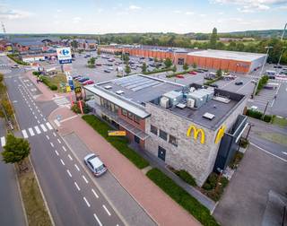 <strong>Bent u op zoek naar een zorgeloze investering met een onmiddellijke en stabiele huuropbrengst? </strong>Dan is dit volledig verhuurde commerciële gebouw aan de Chaussée de Liège 40 in Marche-en-Famenne een unieke opportuniteit. Het pand heeft een totale oppervlakte van <strong>987 m² en beschikt over 15 privatieve buitenparkings.</strong> <strong>Het is volledig verhuurd aan 'Chaussea', een gerenommeerde internationale schoenenketen, wat garant staat voor een betrouwbare en stabiele huurinkomst. </strong> Het complex is gevestigd tegenover een Carrefour-hypermarkt (meer dan 9.500 m²), MC Donalds, AUTO 5 en vlakbij de Aldi site. De jaarlijkse huur bedraagt € 124.361,04, waardoor dit vastgoed een aantrekkelijk rendement biedt voor zowel particuliere als professionele investeerders. Het gebouw is uitstekend gelegen tegenover een gevestigde retailzone. Marche-en-Famenne beschikt over het op één na grootste commerciële cluster buiten het stadscentrum van de provincie Luxemburg, wat zorgt voor een sterke commerciële dynamiek, een hoge bezoekersstroom en een blijvende aantrekkingskracht voor nationale Chaussea. Huurcontract beschikbaar op aanvraag. 