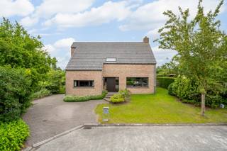 BEZOEKDAG VOLZET!<br /><br />Bij het betreden van de woning komt u in de inkomhal met gastentoilet en lavabo. <br />De lichtrijke leefruimte met gezellige houtkachel geniet van een directe verbinding met het terras en de mooi aangelegde, zuid-gerichte tuin. <br />De ruime leefkeuken is praktisch ingericht en sluit naadloos aan met de wasplaats en een extra grote berging.<br />Daarnaast beschikt u over een multifunctionele atelier-/hobbyruimte of fietsenberging met rechtstreekse toegang tot de oprit.<br /><br />Op de eerste verdieping bevinden zich maar liefst 5 volwaardige slaapkamers, een badkamer, gevolgd door een bijkomende berging die perfect kan worden ingericht als dressing. <br /><br />De ruime zolder biedt nog extra opbergmogelijkheden.<br /><br />Buiten geniet u van een oprit met plaats voor 3 wagens en een zonnige, ZUID-gerichte tuin met groot terras, waar het heerlijk vertoeven is.<br /><br />TROEF: TOP-LIGGING! Rustige en centrale ligging, met winkels, scholen, openbaar en vervoer op wandelafstand. <br /><br />Kortom, een ruime, functionele en instap klare gezinswoning met tal van mogelijkheden, ideaal voor grote/samengestelde gezinnen of vrij beroep.<br /><br />Voor meer info of een bezoek, bel Marianne: 0478 38 12 88<br />De vermelde oppervlakten zijn louter informatief en niet gebonden.