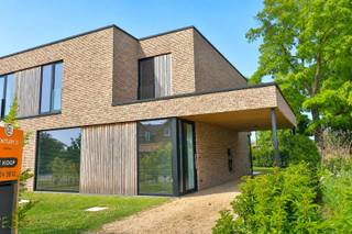 <p><span>*** QUICK SALE MET BIEDPRIJS VANAF 485.000 EUR * Kijk -en bieddagen op 16, 17 en 18 juli (enkel op afspraak) </span></p><p><span>HEDENDAAGSE NIEUWBOUW MET FOCUS OP ENERGIE EFFICIENTIE</span></p><p><span> </span></p><p><span>Deze schitterende half open woning geniet van een uiterst rustige ligging in een groene omgeving. <br />Een goed doordachte indeling en veel aandacht voor licht en ruimte zorgen er voor op en top woonplezier.</span></p><p><span> </span></p><p><span>De groene voortuin brengt ons naar de inkom met apart toilet en traphal.<br />De leefruimte pakt uit met grootse afmetingen, mooie glaspartijen en een zalig tuincontact.  <br />Zithoek, eethoek en keuken zijn er in harmonie met elkaar verbonden. <br />De keuken werd functioneel ingericht met een extra breed werkblad dat perfect dienstdoet als gezellige ontbijt- of aperohoek. <br />Aansluitend is een praktische berging.</span></p><p><span> </span></p><p><span>Op het verdiep zijn 3 slaapkamers, een stralende badkamer, een tweede toilet en een praktische bergruimte.</span></p><p><span> </span></p><p><span>Complete rust kan je zeker buiten vinden, het mooi terras wordt er aangevuld met een groen gazon en is afgeboord met opgroeiende hagen.<br />Aansluitend aan de woning is een grote carport, reeds voorzien van laadpaal, achteraan is een praktisch tuinhuis.</span></p><p><span> </span></p><p><span>RECENTE NIEUWBOUW AAN REGISTRATIERECHTEN<br />ENERGIEZUINIG<br />RUSTIGE LIGGING<br />MOOIE RUIMTES<br />GROENE TUIN</span></p><p><span> </span></p><p><span>Reserveer nu jou bezoek op de kijk -en bieddag via info@century21viaplus.be of 056/24.38.12</span></p><p><span>*niet bindende vanafprijs, de verkoop komt tot stand door aanvaarding van het uitgebrachte bod / biedingen dienen te worden uitgebracht uiterlijk maandag 20 juli om 13.30u.</span></p><p><span> </span></p><p><span> </span></p><p><span> </span></p>
