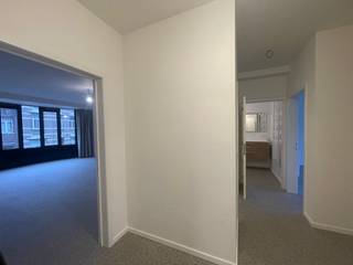 Ligging:<br />Het appartement is gelegen aan Pas 153 in Geel, op een rustige maar centrale locatie, op wandelafstand van het stadscentrum, winkels, openbaar vervoer en andere voorzieningen. Dankzij de vlotte bereikbaarheid is het ideaal voor wie comfortabel en praktisch wil wonen.<br /><br />Dit appartement bevat: <br />- Inkomhal<br />- Grote leefruimte met veel lichtinval<br />- Volledig ingerichte open keuken<br />- 2 slaapkamers<br />- Bergruimte<br />- Al de ruimtes zijn reeds voorzien van gordijnen.<br /><br />Extra:<br />- Het appartement is onmiddellijk beschikbaar!<br />- Huurprijs: 895 euro/maand + 50 euro/maand gemeenschappelijke kosten!<br /><br />Uitsluitend via onze website www.vastengoed.be kan u een bezichtiging inplannen op de vooropgestelde bezoekmomenten. Voor andere vragen kan u het kantoor bereiken op het nummer 014/72.73.74.