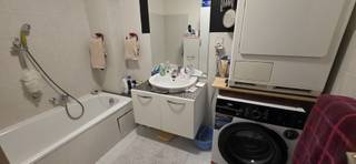 Het betreft hier een instapklaar appartement op de 1ste verdieping met 2 slaapkamers. Verder zijn er een ingerichte keuken en badkamer met ligbad, apart toilet en zuidgericht terras achteraan. Garage optionele bij te huren voor 120€ per maand. Vrij vanaf 01 september 2026.<br />Voor bezoek of inlichtingen contacteer onze vastgoedadviseur Guy De Witte op het nummer 0477/90.48.46.
