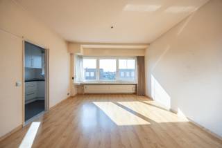 <article></article>
<article>
<div>
<div>
<div>
<div>
<div>
<div>
<h2>Ruim appartement met 2 slaapkamers en garagebox in Hoevenen</h2>
<p>Op de tweede verdieping van een verzorgd en goed onderhouden gebouw (bouwjaar 1975) bevindt zich dit aangename appartement in Hoevenen. Dankzij de ruime trap is het appartement vlot bereikbaar. Met een bewoonbare oppervlakte van <strong>90 m²</strong> geniet u hier van een comfortabele en doordachte indeling, ideaal voor starters, voor eigen bewoning of als investering.</p>
<p>Het appartement beschikt over PVC-ramen met dubbel glas en centrale verwarming via een gemeenschappelijke stookinstallatie. De vaste maandelijkse kosten bedragen € 180 en omvatten zowel de verwarming als het waterverbruik, een belangrijke financiële troef. Achter het gebouw bevindt zich een ruime garagebox met kantelpoort, <b>inbegrepen in de prijs.</b></p>
<p>We betreden het appartement via de inkomhal van 8 m², afgewerkt met een onderhoudsvriendelijke laminaatvloer.</p>
<p>Achteraan bevinden zich twee slaapkamers van respectievelijk 12 m² en 8 m², beide op laminaat en voorzien van rolluiken.</p>
<p>De ruime woonkamer op laminaat geniet van aangename lichtinval en is uitgerust met een elektrische rolluik en een airco-installatie, wat extra comfort biedt in elk seizoen.</p>
<p>De volledig uitgeruste keuken beschikt over:</p>
<ul>
<li>
<p>vaatwasser</p>
</li>
<li>
<p>dampkap</p>
</li>
<li>
<p>koelkast</p>
</li>
<li>
<p>diepvries</p>
</li>
<li>
<p>oven</p>
</li>
<li>
<p>microgolf</p>
</li>
<li>
<p>inductiekookplaat</p>
</li>
<li>
<p>spoelbak</p>
</li>
<li>
<p>composiet werkblad</p>
</li>
</ul>
<p>De betegelde badkamer is ingericht met een douche in bad, lavabo, toilet en ventilatiesysteem. Aansluitend is er een praktische wasplaats op laminaatvloer.</p>
<p>Een goed onderhouden appartement met twee slaapkamers, airco, volledig uitgeruste keuken en een ruime garagebox. Dankzij de inbegrepen verwarming en water in de vaste kosten is dit een bijzonder interessante opportuniteit in Hoevenen.</p>
<p>Interesse? Contacteer ons vandaag nog voor een bezoek via <strong>03 535 12 75</strong>.<br /><br /><strong>BEWOONBARE OPPERVLAKTE:</strong><br />De vermelde “bewoonbare oppervlakte” is gebaseerd op de “bruikbare vloeroppervlakte” zoals vermeld in het EPC.</p>
</div>
</div>
</div>
</div>
</div>
</div>
</article>