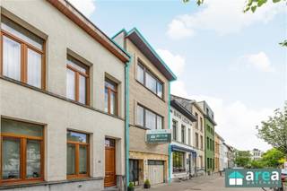 <p><span>Deze leuke en ruime eengezinswoning bevindt zich op een autoluwe en kindvriendelijke locatie met voor de deur het Krugerpark, een groene oase met speeltuin. Het betreft een bel-étage waar de garage zeker een grote meerwaarde is! De woning bevindt zich op wandel- en fietsafstand van verschillende leuke adresjes zoals Bar Leon, Frituur Tina maar ook de vrijdagsmarkt op ’t Laar. Met het openbaar vervoer ben je in een oogwenk in het centrum van Antwerpen.</span></p><p><span> </span></p><p><span>Grootste troeven:</span></p><p><span>- Gegeerde centrale locatie</span></p><p><span>- Handige garage (17m²)</span></p><p><span>- Zicht op groen/Krugerplein</span></p><p><span>- Lichtinval</span></p><p><span> </span></p><p><span>Indeling:</span></p><p><span>-GLVL: inkomhal met doorgang naar de handige inpandige garage (17m²). Verder komen we de 1ste ingerichte badkamer (7m²) tegen met douche &amp; WC. Achteraan het gelijkvloers bevindt zich nog een leuke polyvalente ruimte (25m²), waar je zelf de functie van kunt aanvullen.</span></p><p><span>-V1: Ruime en lichte living die naadloos overgaat in de eetkamer (samen 30m²). Aansluitend bevindt zich de gedeeltelijk geïnstalleerde keuken (10m²) met daarachter de 2de ingerichte badkamer (3m²) met douche en WC</span></p><p><span>-V2: hier bevinden zich 2 ruime slaapkamers (17m² &amp; 12m²).</span></p><p><span> </span></p><p><span>Voor meer informatie kan u terecht bij Area Partners. INFO@area.be of 03/284.60.60.</span></p>