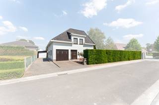 Deze charmante op te frissen woning op 792m2 bevindt zich in een residentiële buurt in Deerlijk nabij diverse invalswegen.Ze bestaat uit:- De...