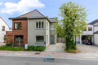 Op wandel- en fietsafstand van het centrum van Sint-Martens-Latem, treffen we deze lichtrijke halfopen bebouwing aan.
De woning heeft de volgende indeling: ruime inkomhal met gastentoilet, bureauruimte, lichtrijke eet- en woonkamer, een open volledig ingerichte keuken en een kelder.
Op de eerste verdieping zijn er twee ruime slaapkamers en een badkamer met lavabo, ligbad en toilet.
Verder is er nog een derde slaapkamer op de tweede verdieping.
Buiten is er een lichtrijke volwassen tuin, grote oprit, ruim terras, carport en een berging.
Grote troeven zijn hier: lichtrijk, instapklaar, locatie ...
De woning is vrij op 01/03/2027
Renovatieverplichting: nee.
Voor meer informatie of een bezoek kan u terecht bij Sander Dejonghe via sander@vastgoeddejonghe.be, Evy Dhondt via evy@vastgoeddejonghe.be of Inias Leten, Inias@vastgoeddejonghe.be
Alle dossierstukken en virtuele tour kan u terugvinden op onze website: www.vastgoeddejonghe.be