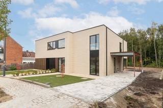 Ontdek deze prachtige halfopen nieuwbouwwoning gelegen op een unieke locatie langs de Dijle, met het Dijlepad dat een vlotte fiets-...