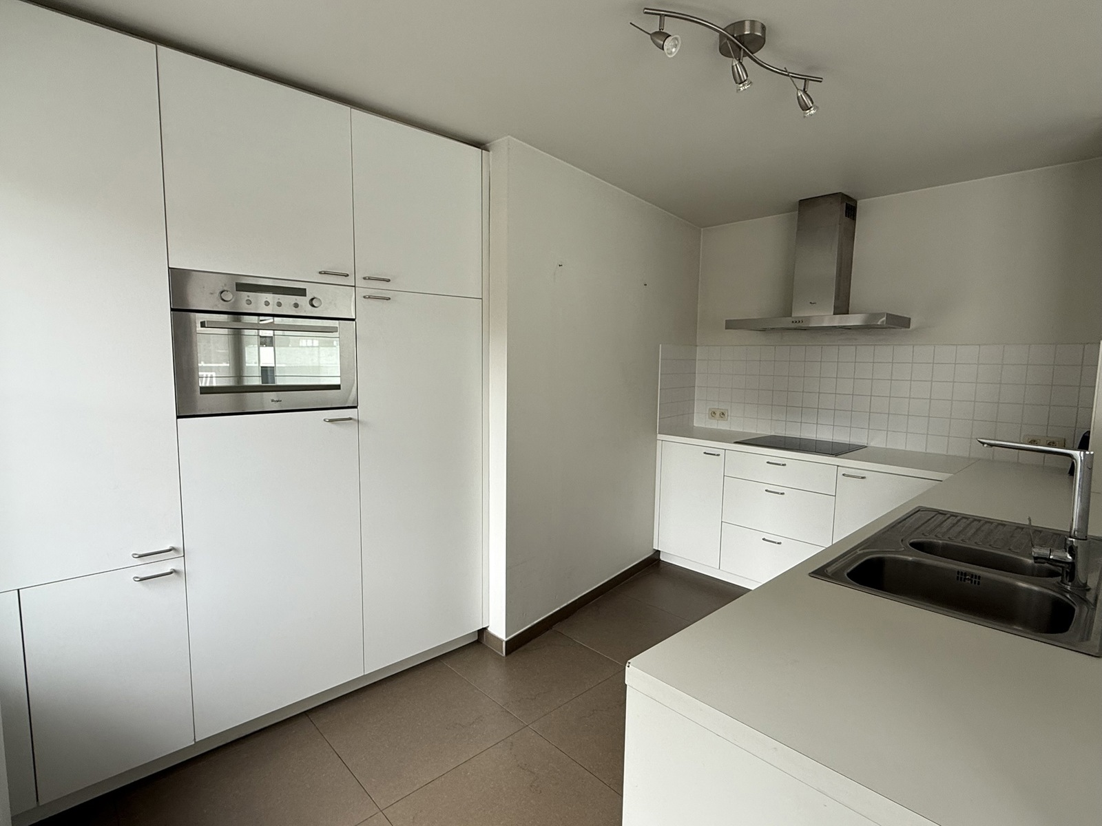 Ruim en lichtrijk duplex appartement op de eerste en tweede verdieping met groot terras in het centrum van Tielt. - foto 2