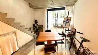 In een rustige buurt in het centrum van Gent vindt u deze eigentijdse, laag-energetische woning. Dankzij de vlotte bereikbaarheid van de R40 en N9, en met scholen, winkels en openbaar vervoer op wandelafstand, geniet u hier van het beste van twee werelden: rustig wonen met alle stedelijke voorzieningen vlakbij.<br /><br />De woning werd ontworpen met oog voor kwaliteit, duurzaamheid en harmonie met de omgeving.<br /><br />Bij het binnenkomen treft u op de gelijkvloerse verdieping de open keuken en een aangename eetruimte. Vanuit hier loopt u via de patiodeur zo het terras op, dat bij mooi weer dienst kan doen als een zonnige buitenkamer.<br /><br />Een verdieping hoger vinden we een volledig opengewerkte, polyvalente leefruimte en op de tweede verdieping is er de hoofdslaapkamer aansluitend op de centrale badkamer (douche, lavabo en wc) en een tweede kamer die perfect inzetbaar is als logeer- of kinderkamer, dressing of bureau.<br /><br />Elke verdieping beschikt bovendien over ruime ingemaakte kasten, wat voor extra comfort en opbergruimte zorgt.<br /><br />Dankzij de grote glaspartijen die zich uitstrekken over de volledige hoogte van het gebouw en doorlopen tot in het dak, baadt de woning in natuurlijk licht en wordt het ruimtegevoel versterkt. De voorgevel in strakke, natuurkleurige betonpanelen draagt niet alleen bij aan de moderne uitstraling, maar zorgt ook voor een uitstekende akoestische isolatie.<br /><br />De woning werd volledig opgetrokken in hoogwaardige materialen die garant staan voor een duurzaam, modern en energiezuinig wooncomfort.<br /><br />Beschikbaar 01/01/2027.<br /><br /><strong>Bezoeken?</strong><br />U kunt dit eenvoudig zelf inplannen via de afsprakenlink op onze website voor het bezoekmoment van woensdag 30 september.
