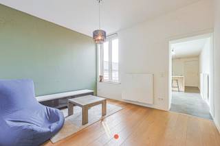 Dit prachtig appartement, perfect gelegen in het hart van Izegem, is ideaal als opbrengsteigendom of voor eigen bewoning.<br />Recentelijk volledig gerenoveerd, biedt het alle comfort dat je zoekt. <strong>Bovendien zijn er zonnepanelen aanwezig. </strong><br />Met een EPC-label B en conforme elektriciteit ben je verzekerd van een energiezuinige en instapklare thuis.<br /><br />Bij het binnenkomen kom je in de inkomhal, van waaruit je via de trap naar de eerste verdieping gaat. Hier vind je een gezellige eetplaats, een ruime leefruimte, een moderne keuken en een stijlvolle badkamer. Vanuit de keuken heb je toegang tot het ruime en zonnige terras, perfect voor ontspanning of een gezellige BBQ.<br /><br />Op de tweede verdieping bevinden zich twee comfortabele slaapkamers, ideaal voor een gezin of als werkruimte.<br /><br />Heb je interesse in deze unieke kans? Grijp dan nu je kans en contacteer Brecht. 