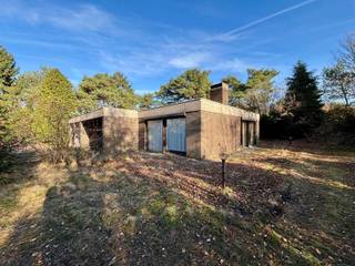 <p>Op zoek naar een unieke kans om jouw droomwoning te realiseren op een uitzonderlijke locatie? <br />Deze te renoveren laagbouwwoning biedt een zee aan mogelijkheden op een perceel van maar liefst 4769 m², omgeven door rust, natuur en volledige privacy.</p>
<p><strong>Ligging & troeven</strong><br />De woning is strategisch gelegen aan de rand van natuurgebied De Keiheuvel, gekend om zijn prachtige wandelroutes, bosrijke omgeving en unieke fauna & flora. Hier geniet je elke dag van een groene oase en een ongeëvenaard gevoel van vrijheid. Dankzij de uitzonderlijke grootte van het perceel heb je volop mogelijkheden voor tuinliefhebbers, dierenhouders, of zij die op zoek zijn naar rust en ruimte.</p>
<p><strong>Indeling & mogelijkheden</strong><br />De bestaande laagbouwwoning is volledig te renoveren en kan volledig naar eigen smaak en wensen ingericht worden. Het huis is reeds uitgerust met zonnepanelen en een zonneboiler, wat alvast een mooie energiebesparende basis vormt.</p>
<p><strong>Waarom kiezen voor deze woning?</strong></p>
<ul>
<li><strong>Zeldzaam perceel van 4769 m²</strong>: ideaal voor wie ruimte, natuur, en absolute privacy zoekt</li>
<li><strong>Direct aan natuurgebied</strong>: grens aan De Keiheuvel, perfecte uitvalsbasis voor natuurliefhebbers</li>
<li><strong>Energiezuinige basis</strong>: reeds voorzien van zonnepanelen en zonneboiler</li>
<li><strong>Volledig te renoveren</strong>: creëer jouw eigen visie, zonder compromissen</li>
<li><strong>Geschikt voor diverse doeleinden</strong>: een privaat domein, een gezinswoning, of zelfs ruimte voor hobby’s en dieren</li>
<li><strong>Tevens mogelijk om dit als projectgrond te kopen </strong>voor 3 open bebouwingen – heropbouw aan 6% btw!</li>
</ul>
<p><strong>Interesse?</strong><br />Wil je bouwen aan jouw eigen stukje paradijs in het groen? <br />Contacteer dan snel ons kantoor voor een bezoekje ter plaatse : 014 72 83 77 ofwel dossierbeheerder Jasmine Tegenbos op het nummer 0497 64 76 60</p>
<p></p>