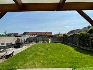 Halfopen bebouwing in een rustige buurt van Harelbeke met ruime oprit, voortuin en zonnige achtertuin. Binnenin beschikt de woning over een...