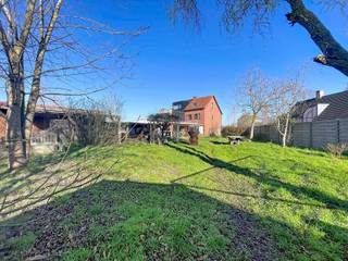 Gelegen tussen de dorpskernen van Oelegem en Ranst, tevens goede uitvalsbasis naar Antwerpen.<br /><br />PERCEEL<br />Grote en volledig afgesloten tuin.<br />Garage en afdak.<br /><br />KELDER<br /><br />INDELING GELIJKVLOERS<br />Inkomhal / traphal.<br />Leefruimte met aangrenzend de ruime leefkeuken.<br />Badkamer met ligbad (combi douche).<br />Apart toilet.<br />Handige bergruimte.<br /><br />INDELING VERDIEPING<br />Apart toilet.<br />Twee aangenaam, ruime slaapkamers.<br />Vaste trap naar de zolderverdieping.<br /><br />INDELING ZOLDERVERDIEPING<br />Grote open ruimte, te gebruiken als derde slaapkamer of naar ieders wens.<br /><br /><br />BIJZONDERHEDEN<br />Dak = geïsoleerd (hellend dak met 200mm MV / plat dak met 60mm MW).<br />Ramen: enkele houten ramen en verder PVC ramen (dubbel glas en HR glas).<br />Verwarming: speksteenkachel (hout) in de leefuimte + elektrisch. Huidige bewoners betalen maandelijks 100 euro voor elektriciteit, mede door de aanwezigheid van de zonnepanelen (5.925Wp) op het dak van de garage.<br />De speksteenkachel geeft tot 8u later nog warmte af bij een gebruik van 10kg hout.<br />Er zit al isolatie in de gevels maar door het opvullen van de spouw, kan een EPC label C behaald worden.<br />Bruikbare vloeropp. volgens EPC: 165 m².<br />Het onderdak werd in 2012 helemaal vernieuwd.<br />Slechts één asbestmateriaal gevonden: masal venstertablet.<br /><br /><br />POSITIEVE ASPECTEN<br />Rustig doch centraal gelegen.<br />Mooie tuin