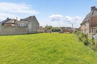 <p>Op een rustige en residentiële ligging in <strong>Appelterre</strong> bevindt zich deze mooie <strong>bouwgrond van 379 m²</strong>, bestemd voor het oprichten van een <strong>eengezinswoning in halfopen bebouwing</strong>. Dankzij de centrale ligging bevinden winkels, scholen, openbaar vervoer en de belangrijkste verbindingswegen zich op korte afstand, waardoor u geniet van een ideale combinatie van rust en bereikbaarheid.</p><p>De bouwgrond beschikt over een <strong>straatbreedte van ongeveer 12,09 meter</strong>. Rekening houdend met de verplichte <strong>zijdelingse bouwvrije strook van 3 meter</strong>, kan een woning met een <strong>maximale bouwbreedte van circa 9,09 meter</strong> worden gerealiseerd. </p><p>De <strong>maximale bouwdiepte bedraagt 18 meter op het gelijkvloers</strong> en <strong>12 meter op de verdieping</strong>. De <strong>maximale kroonlijsthoogte bedraagt 6 meter</strong>. De woning dient qua kroonlijsthoogte en dakhelling aan te sluiten bij de aanpalende bebouwing, zodat een harmonieus straatbeeld behouden blijft. De garage dient geïntegreerd te worden in het hoofdgebouw. In de achtertuin mag bovendien een <strong>tuinberging van maximaal 20 m²</strong> met een maximale hoogte van <strong>3 meter</strong> worden opgericht.</p>