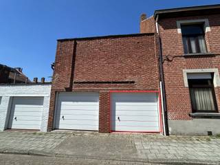 <strong>Afgesloten garagebox te koop</strong><br /><br /><strong>Zeer gunstig gelegen</strong> op wandelafstand van de Markt en openbaar vervoer doch op een rustige ligging in een éénrichtingsstraat. En met een vlotte bereikbaarheid naar de Ring. <br /><br />Het betreft een garagebox van 13,75 m² De poort is 2,08 m hoog. <br /><br />Zeer centraal gelegen aan de hoek Maasstraat met Nieuwstad te Turnhout. Net in het enkelrichting gedeelte waardoor inparkeren een pak makkelijker is.<br /><br />Voorzien van een nieuwe poort en geïsoleerd dak.<br /><br /><strong>Ideaal als opslag voor een zelfstandige of particulier.</strong><br /><br /><strong>Contacteer ons voor een bezichtiging op 014/ 70 73 23 of info@dilegno.immo</strong>