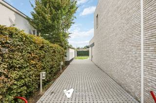 <p><span>Nieuwbouw open bebouwing met uiterst kwalitatieve en energetische afwerking te Beringen! 6% BTW mogelijk!</span></p><p><span> </span></p><p><span> Belangrijkste troeven: </span></p><p><span>- Centrale ligging</span></p><p><span>- Kwalitatief afgewerkt</span></p><p><span>- E-peil 10</span></p><p><span>- Warmtepomp</span></p><p><span>- Vloerverwarming en koeling</span></p><p><span>- Pré-airco</span></p><p><span>- Zonnepanelen</span></p><p><span>- Afwerking keuken inbegrepen volgens voorziene budget</span></p><p><span> </span></p><p><span>Bekijk zeker ook de grondplannen met de afmetingen. Zo krijgt u van thuis uit al een perfect beeld van wat deze woning  te bieden heeft!</span></p><p><span> </span></p><p><span>Wenst u meer info of een vrijblijvende bezichtiging, contacteer dan ons kantoor op het nummer 011 85 15 15 en wij  helpen u graag verder.</span></p>