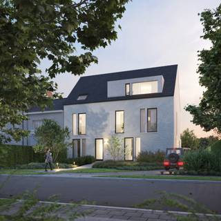 AANKOOP AAN 6% MOGELIJK – OOK VOOR INVESTEERDERS/VERHUUR !<br /><br />Gunstig en centraal gelegen kleinschalig nieuwbouwproject, in het hart van Kapellen op een rustige ligging, aan het marktplein, invalswegen en openbaar vervoer. <br />Het halfopen gebouw met lift bevindt zich op een ideaal ZW georienteerd perceel van ca 1065m² en omvat 5 appartementen met een mix van oppervlaktes en één of tweeslaapkamerappartementen, allen voorzien van terras en/of buitenruimte. <br /><br />Achteraan op het terrein is er plek onder de carports voor het stallen van wagens en is er nog een gemeenschappelijke afval-en fietsenberging.<br /><br />De ontwikkelaar met 50 jaar ervaring op de teller garandeert een volledig en hoogwaardig afgewerkt BEN gebouw, voorzien van vloerverwarming d.m.v. warmtepomptechnologie, ventilatiesysteem, zonnepanelen en regenwaterrecuperatie. <br />Ruime afwerkingsbudgetten voor vloeren, keuken en badkamer voorzien!<br /><br />Appartement 0.2<br /><br />Ruim gelijkvloersappartement van 103m² met twee slaapkamers, tuin en terras.<br />Op het gelijkvloers rechts gesitueerd hebben we centraal de inkomhal, die het dag-van het nachtgedeelte scheidt, de goed uitgeruste badkamer met apart toilet en de twee ruime slaapkamers. <br />Het halfopen karakter garandeert meer lichtinval in zowel de slaapkamer als de royale leefruimte met open keuken die toegang biedt tot het zonovergoten terras en privatieve tuin.<br />Verder nog een praktische berging.<br />Carport mee aan te kopen aan € 25.000,00.