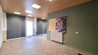 RUIME handelswoning met 5 slaapkamers, atelier (105 m²) en TUIN. Bij binnenkomst treft u een polyvalente ruimte, ideaal als winkel, praktijk...