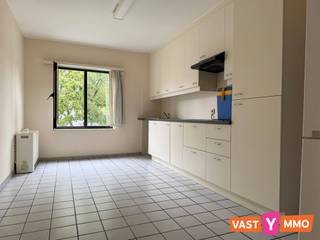 <p><span>Appartement op de eerste verdieping (geen lift) midden in het dorp van Gooreind. </span></p><p><span> </span></p><p><span>Indeling: </span></p><p><span>Inkomhal met plaats voor vestiaire, leefruimte (28m²), aparte keuken (16m²) ingericht met een keramische kookplaat, dampkap, en spoelbak. In de keuken bevindt zich een aansluiting voor wasmachine of vaatwasser, bovendien is er genoeg plaats voor een keukentafel. Verder nog een berging, één slaapkamer (16m²) en een badkamer voorzien van een douche, lavabo in meubel en toilet. </span></p><p><span>Dit appartement heeft geen terras. </span></p><p><span> </span></p><p><span>Geen vaste kosten. </span></p><p><span>Onmiddellijk beschikbaar. </span></p>