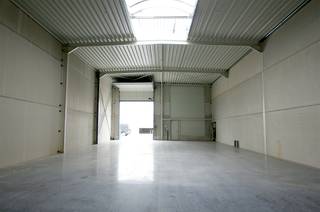 <p><u><strong>Benaderende AFMETINGEN:</strong></u><strong> </strong><br />15m x 17m + 2 parkeerplaatsen voor de deur.<br /><br /><u><strong>AFWERKING</strong>:</u><br />Metalen constructie met volledige overspanning (geen palen) -bevloering in gepolierde beton - wanden in cellenbeton - vrije hoogte: 6m, geïsoleerde elektrische sectionaalpoort (h: 4,5m; b: 4m) met afzonderlijke loopdeur (aluminium) - geïsoleerd plat dak met centrale lichtstraat - geïntegreerd rookluik en rookdetector.<br />Groot glaspartij voor burelen (gelijkvloers en verdieping).<br /><br /><u><strong>NUTSVOORZIENINGEN</strong>:</u><br />Elektriciteit (Drijfkracht, 3 x 400v, 32A), stads -en regenwater, internet en riolering. <br /> </p>

<p><u><strong>BESTEMMINGSMOGELIJKHEDEN</strong>:</u><br />Opslag, stockage van goederen en lichte productie<br /><br /><u><strong>LIGGING</strong>:</u><br />Op 1,5km van N44 (Aalter-Maldegem) en 4,5km van E40. Toegankelijk voor groot vrachtverkeer!<br /><br /><u>* BIjzonderheden:</u><br />- Brandklasse C.<br />- Huurprijs is exclusief 21% btw (100% recupereerbaar voor btw-plichtige), gemene kosten van het bedrijvenpark en onroerende voorheffing (conform aanslagbiljet).<br />- Onze referentie: <strong>P0505 </strong>op www.centro.be<strong> </strong>of contacteer ons op <strong>050 70 01 02</strong>.</p>
