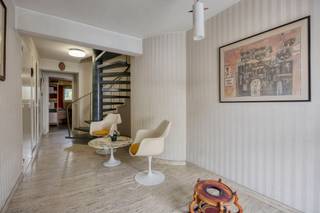 Bent u op zoek naar een huis met veel potentieel op een toplocatie? Ontdek deze te renoveren 3-gevel bel-etage, gelegen in de rustige J. Bogemansstraat 209 te 1780 Wemmel. Deze ruime woning biedt u de unieke kans om alles volledig naar eigen smaak in te richten en af te werken.Bij het betreden van de woning komt u in een zeer ruime inkomhal. Op het gelijkvloers bevindt zich een handig bureau of atelier, ideaal voor thuiswerkers of hobbyisten. Verder vindt u hier een inpandige, ruime garage met oprit, diverse praktische kelderruimtes en directe toegang tot de zonnige tuin waar het heerlijk vertoeven is.Op de eerste verdieping wacht een lichtrijke leefruimte op u, dewelke is voorzien van directe toegang tot een gezellig terras. Naast de leefruimte bevindt zich een aparte keuken.De tweede verdieping herbergt drie volwaardige slaapkamers, een badkamer en een dressing. Deze dressing kan perfect dienen als een compacte vierde slaapkamer of kinderkamer.Hoewel de woning opfrissings- en renovatiewerken vereist, is het potentieel enorm. Bovendien is de ligging een absolute troef: rustig gelegen, maar toch uiterst centraal. Dit pand is onderworpen aan de renovatieverplichting van de Vlaamse overheid voor residentiële gebouwen (behoudens bij sloop binnen 5 jaar na de aankoop). Consulteer voor meer informatie de website van het Vlaams Energie- en Klimaatagentschap via https://www.vlaanderen.be/een-woning-kopen/renovatieverplichting-voor-residentiele-gebouwenBestuursmaatregelen in het maatregelenregister: nee