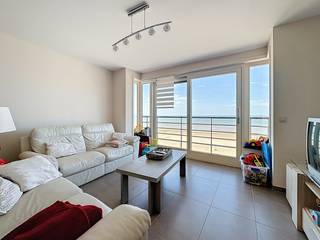 Instapklaar appartement met frontaal zeezicht, gelegen op de Zeedijk van De Panne.Het appartement omvat een lichtrijke leefruimte met prachtig...