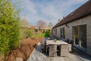 Gelijkvloers:- inkomhal met gastentoilet- lichtrijke woonkamer met ruim salon en eethoek- volledig uitgeruste keuken met kasten en zicht op de tuin-...