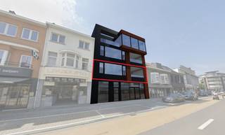 Ruim en licht appartement met terras in het centrum van Mol.
Dit ruime appartement op de eerste verdieping biedt een comfortabele en doordachte indeling met een oppervlakte van 132,6 m² en een aangenaam terras van 14 m².
Via de inkomhal met apart toilet kom je in de royale leefruimte, die dankzij haar indeling en grote raampartijen geniet van veel natuurlijk licht. Aansluitend bevindt zich de keuken, met praktische bijkeuken/berging voor extra opslag.
Het appartement beschikt over twee volwaardige slaapkamers, ideaal voor een gezin, koppel of wie graag een bureau of logeerkamer voorziet. De badkamer is centraal gelegen en vlot bereikbaar vanuit de nachthal.
Een absolute meerwaarde is het ruime terras, perfect om te genieten van de buitenlucht.
Het gebouw is uitgerust met een lift, wat zorgt voor extra comfort en toegankelijkheid.
Ontvang je graag meer informatie? Neem contact met ons op via 014 37 75 73 of info@dockx.com