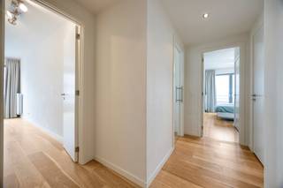<br />Ruim 2-slaapkamerappartement met terras en parking te Evere<br /><br />Op de zesde verdieping aan de Friulilaan 1 in Evere, vlak bij de NAVO, vindt u dit instapklare en lichtrijke appartement. Dankzij de strategische ligging is dit eigendom niet alleen ideaal voor eigen bewoning, maar tevens een zeer interessante investering voor verhuur aan expats. In de directe omgeving bevinden zich diverse scholen, supermarkten en een vlotte aansluiting naar de autosnelweg.<br /><br />Indeling<br />Via de ruime inkomhal krijgt u toegang tot de eerste slaapkamer, die is uitgerust met praktische ingebouwde kasten en een ensuite badkamer met ligbad en dubbele lavabo. De tweede slaapkamer beschikt over een eigen douche en een lavabo. Daarnaast is er een apart toilet aanwezig en een handige berging met aansluiting voor een wasmachine en droogkast (tevens de standplaats voor de technieken van gas en elektriciteit). De open leefruimte is voorzien van een volledig ingerichte keuken en sluit rechtstreeks aan op het ruime, gezellige terras.<br /><br />Bij het appartement horen bovendien een ruime private kelderberging en een grote parkeerplaats.<br /><br />Aankoopprijs: € 449.000 (grote parkeerplaats inbegrepen)<br /><br />Interesse? Aarzel niet en contacteer ons snel via onze website dewaele.com!