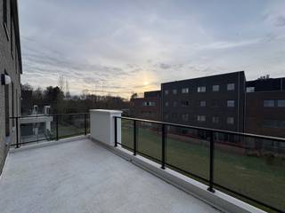 LiggingDit nieuwbouwappartement is gelegen in een moderne residentie in Oostakker, op een rustige locatie met zicht op groen. Tegelijk geniet u van...