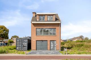 <p>Ruime gesloten bebouwing in Willebroek met zonnige tuin en inpandige garage.</p><p><br /></p><p>Deze verzorgde woning combineert een praktische indeling met aangename leefruimtes en een vlotte bereikbaarheid nabij park en invalswegen. De ruime woning biedt voldoende plaats voor gezinnen of wie extra comfort zoekt. De zonnige tuin van 102 m² vormt een aangename buitenruimte om te ontspannen of te genieten met familie en vrienden. Daarnaast zorgen de inpandige garage en de oprit voor extra gebruiksgemak en parkeermogelijkheden. Dankzij de functionele indeling en de centrale ligging is dit huis een interessante opportuniteit in Willebroek.</p><p><br /></p><p>Belangrijkste ruimtes:<br />• Inkomhal met toegang tot de verschillende leefruimtes.<br />• Ruime woonkamer met aangename lichtinval.<br />• Eetkamer aansluitend op de leefruimte.<br />• Volledig uitgeruste keuken met elektrische kookplaat, oven, koelkast, vaatwasser, dampkap en microgolfoven.<br />• Praktische bijkeuken met extra bergruimte.<br />• Badkamer met douche, toilet en enkele wastafel.<br />• Apart gastentoilet.<br />• 3 slaapkamers met diverse indelingsmogelijkheden.<br />• Inpandige garage met sectionale poort.<br />• Zonnige tuin van 102 m².</p><p><br /></p><p>Troeven:<br />• Ruime woning met praktische gezinsindeling.<br />• Zonnige tuin van 102 m².<br />• Inpandige garage en oprit met extra parkeergelegenheid.</p><p><br /></p><p>Neem vandaag nog contact op met je ERA-makelaar voor een bezoek.</p><p><br /></p><p>JOUW DROOMHUIS. ZO GEVONDEN!</p>