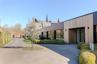 Dit is een turn-key oplossing voor zorgprofessionals die onmiddellijk operationeel willen zijn.Ideale, centrale ligging in Brugge Centrum. Goede bereikbaarheid.Verschillende oppervlaktes beschikbaar.Ultra hoge afwerkingsgraad. Inspraak in de finale afwerking van de huurunit is mogelijk.Huren is mogelijk full-time of in daghelften.Voldoende parking aanwezig.All-in huurformule: De huurprijs is inclusief alle kosten: Kostenpost inbegrepen Elektriciteit, water, verwarming, Wi-Fi Onroerende voorheffing (OV)BrandverzekeringProfessionele onthaaldienstenOptionele faciliteiten:Huur van een uitgerust operatiekwartier.Huur van luxueuze patiëntenkamers voor post-operatieve opvang.Dit is een zakelijke, efficiënte oplossing voor uw praktijkvestiging. U huurt een afgewerkte ruimte en betaalt één prijs voor een complete service.Bent u op zoek naar bedrijfsvastgoed bestaande uit professionele praktijkruimtes te huur? Aarzel dan zeker niet om contact op te nemen voor specifieke plattegronden, prijzen en een bezichtiging.