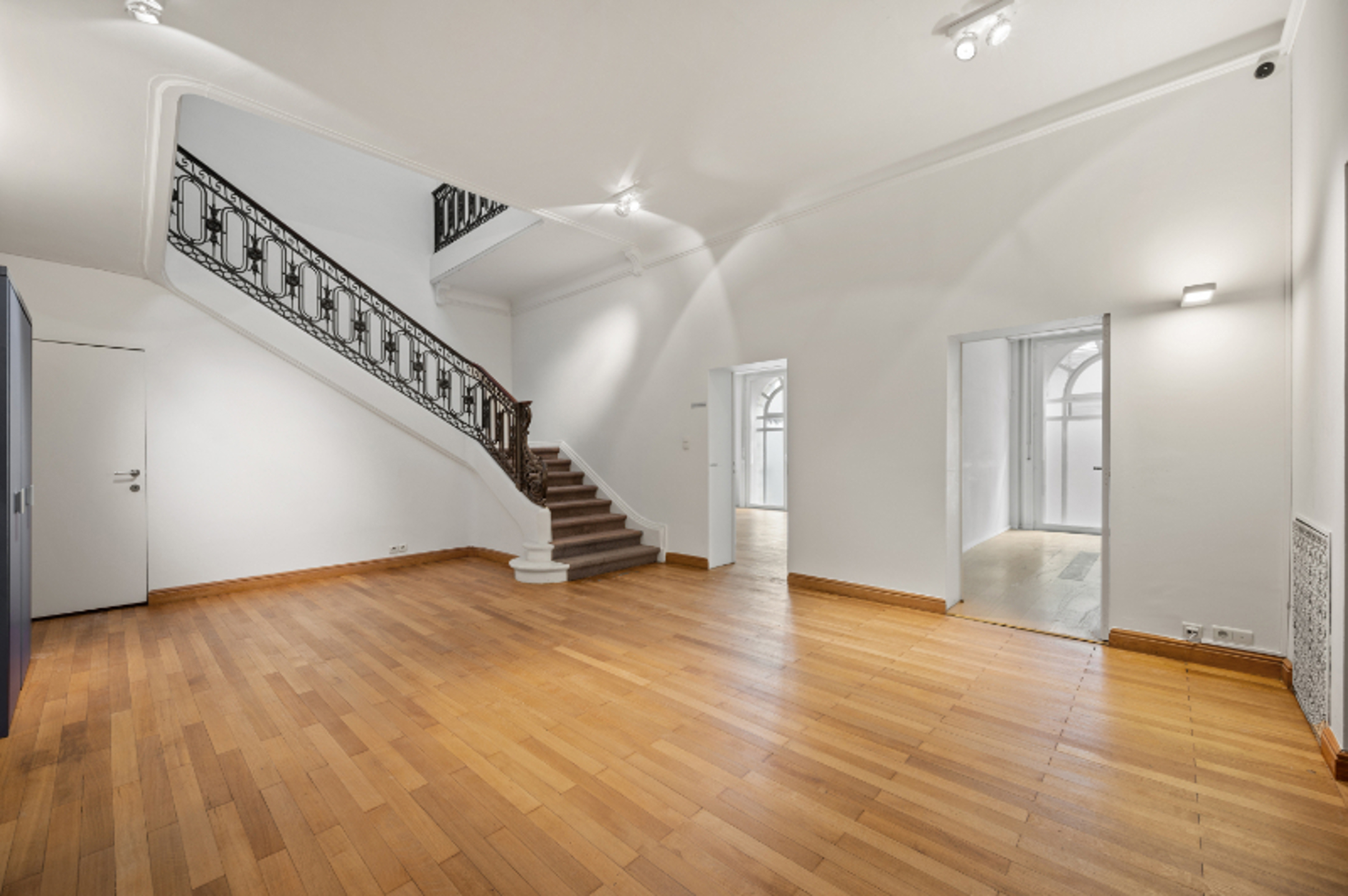 Kantoorgebouw te huur vlakbij de Koningsstraat in Brussel - foto 4