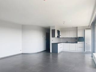 Het appartement beschikt over een comfortabele slaapkamer en een praktische indeling die optimaal gebruik maakt van de beschikbare ruimte. De leefruimte sluit aan op een groot, lang terras aan de voorzijde van het gebouw – dé absolute troef van deze woning. Hier kan u in alle rust genieten van de zon, een aperitief of simpelweg het indrukwekkende panoramische zicht over de omgeving.<br /><br />Indeling van het appartement:<br />- Open leefruimte met veel lichtinval met toegang tot het terras<br />- Open keuken voorzien van alle apparaten<br />- Slaapkamer met toegang tot het terras<br />- Badkamer<br /><br />Verder biedt het appartement een ideale uitvalsbasis met vlotte verbindingen naar Brussel, openbaar vervoer, winkels en andere voorzieningen in de directe omgeving.<br /><br />Interesse? Neem dan contact op met ons om een bezoek in te plannen<br /><br />Bestuursmaatregelen in het maatregelenregister: nee
