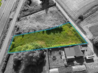 Grond met topligging, geschikt voor para-agrarische toepassing (bvb woning met dierenartspraktijk, loonwerker, tuinbouw,...) met een...