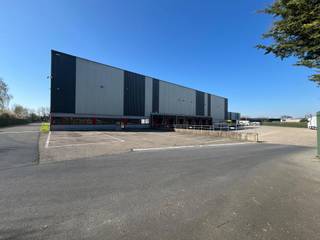 <span>TE HUUR</span>: logistiek magazijn van 4.604m² met meerdere loskades te Mechelen-Noord.<br />Het gebouw is zeer goed gelegen met directe aansluiting op de E19 Antwerpen-Brussel.<br /><span>Het magazijn heeft naast zijn uitstekende ligging nog extra troeven aangezien het wordt gebruikt als geconditioneerde ruimte voor pharma-logistiek. </span><br /><br />- sprinklers<br />- toegangskaart<br />- volledig omheind<br />- volledige temperatuurcontrole<br />- vrije hoogte 10m<br />- laadperrons 10<br />- draagkracht vloer 50kn/m²<br />- verwarming heteluchtblazers op gas<br />- koeling VRV systeem<br />- CCTV systeem<br />- veiligheidskamer