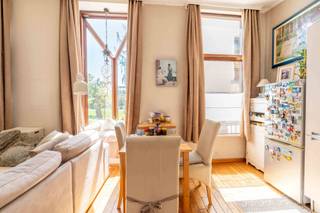 Karaktervol herenhuis op een uitzonderlijke locatie met prachtig uitzicht op het Baudelopark. <br /><br />Deze ruime woning beschikt over een bewoonbare oppervlakte van 269 m², 3 à 4 slaapkamers (afhankelijk van de indeling), 3 badkamers, kelder en een unieke buitenruimte. <br /><br />Dankzij de brede gevel heeft elke verdieping 3 ramen, wat zorgt voor een overvloed van licht in elke ruimte. <br />Belangrijke energetische werken zijn al uitgevoerd zoals de geïsoleerde voor- en achtergevels en het geïsoleerde dak. Met een nieuwe verwarmingsketel kan het huidige EPC D bovendien worden verbeterd naar EPC C.<br /><br />Indeling als volgt: <br />Gelijkvloers: De inkomhal geeft toegang tot een eerste aangename leefruimte, eetkamer, charmante veranda, recente keuken met kwalitatieve toestellen, een eerste badkamer (toilet, lavabo, douche), eerste deel van de buitenruimte, praktische berging en een droge kelder. <br /><br />Eerste verdieping: Lichtrijke leefruimte met kitchenette, tweede badkamer met ligbad en een apart toilet. Ruime slaapkamer met directe toegang tot het tweede terras,<br /><br />Tweede verdieping: Ruime slaapkamer met lavabo en nog een leefruimte die kan dienen als extra slaapkamer of hobbyruimte.<br /><br />Derde verdieping/zolder: Polyvalente ruimte, momenteel een slaapkamer, bad en douche aanwezig. <br /><br />Kortom: een ruim stadshuis voor wie op zoek is naar charme, comfort en een unieke ligging in het centrum van Gent.<br /><br />Mis deze unieke woning niet! Contacteer ons voor een bezoek of meer info.<br />092678575<br />tbaete@trevi.be