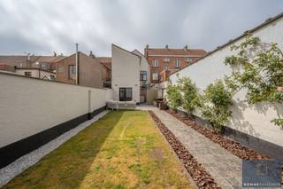 <p>Bent u op zoek naar een locatie waar u wonen en werken kunt combineren? Op zoek naar visibiliteit voor uw zaak? Mis deze kans niet. Het pand dankt z’n mobiscore van 9,1/10 aan z’n nabijheid tegenover winkels, scholen, openbaar vervoer en z’n ligging op wandelafstand van centrum Brugge.</p>
<p>Het pand is bijzonder degelijk gebouwd met betonnen tussenverdiepingen, werd met smaak gerenoveerd en is ingedeeld als volgt: <br />Handelsruimte: open ruimte handelsruimte met afzonderlijke toegang, aansluitingen water en elektriciteit (heden voorzien als kapsalon), afzonderlijk toilet voor klanten, volledig uitgeruste (personeels-)keuken met kookplaat, oven, vaatwas, koelkast en spoelzone, bureau/eetplaats, bergruimte, maatkasten en aansluitingen voor wasmachine en droogkast. <br />Het gelijkvloers kan afzonderlijk gebruikt worden en beschikt over eigen verwarmingsketel, naast die voor de woning.</p>
<p>Woning: aparte inkom, authentieke trap, leefruimte op eerste verdieping met open keuken (gaskookplaat, dampkap, oven, microgolfoven, vaatwas), eetplaats, ruime zithoek, badkamer met inloopdouche, badkamer met ligbad, 3 slaapkamers.</p>
<p>Bijkomende troef: niet alleen is er de aangelegde tuin met zonneterras, er is ook een BIJGEBOUW, ideaal voor feestelijkheden, mancave, opslag,… dat beschikt over eigen sanitair.</p>
<p>Het pand scoort goed qua energiezuinigheid EPC B) dankzij z’n isolatie, isolerende beglazing, recente CV ketels, 15 zonnepanelen,…</p>
<p>Contacteer Bonne Vastgoed 7 op 7 voor bezoek of meer info via 0468/10.40.40 of info@bonnevastgoed.be .</p>