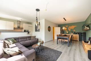 <p><span>Lichtrijk en energiezuinig 2-slaapkamerappartement met terras en garage</span></p><p><span>Ben je op zoek naar een verzorgd en instapklaar appartement op een rustige locatie in Ekeren? Dit lichtrijke appartement van ca. 90 m² op de eerste verdieping van Kouter 30 combineert ruimte, modern comfort en een uitstekend EPC B-label.</span></p><p><span>De highlights:</span></p><ul><li><span>Uitstekend EPC B-label</span><span> (119 kWh/m² jaar): Zorgeloos en energiezuinig wonen.</span></li><li><span>Heerlijk terras</span><span> met een verrassend groen zicht.</span></li><li><span>Parkeercomfort:</span><span> Inclusief private garage én een carport.</span></li><li><span>Lichtrijke leefruimte</span><span> met grote raampartijen en een volledig uitgeruste keuken.</span></li><li><span>2 volwaardige slaapkamers</span><span> en een moderne badkamer met inloopdouche.</span></li></ul><p><span>Indeling en afwerking:</span><span> Via de uitnodigende inkomhal stap je binnen in de royale leefruimte, waar zithoek en eetplaats naadloos in elkaar overvloeien. Grote raampartijen zorgen voor een overvloed aan natuurlijk daglicht. De aangrenzende keuken is modern en functioneel uitgerust met kwalitatieve inbouwtoestellen en biedt royaal veel werk- en opbergruimte.</span></p><p><span> Het appartement beschikt over twee volwaardige slaapkamers, een aparte praktische berging, een toilet en een eigentijdse badkamer voorzien van een comfortabele inloopdouche en wasaansluiting. Aansluitend op de slaapkamers bevindt zich het terras: een heerlijke buitenplek met een rustgevend groen uitzicht.De inbegrepen garage én de bijhorende carport maken het plaatje compleet.</span></p><p><span>Over de buurt:</span><span> De Kouter is uiterst rustig gelegen in een aangename woonwijk in Ekeren. Je woont hier in een groene en kindvriendelijke omgeving met winkels, scholen en openbaar vervoer binnen handbereik. Bovendien geniet je van een snelle verbinding naar de Antwerpse Ring en de belangrijkste invalswegen.</span></p><p><span>Interesse in een bezoek? Neem vandaag nog contact met ons op via 03/646.66.55 of lynn@sinjoor.be!</span></p>