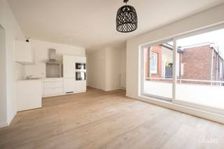 Inkomhal; leefruimte met open, geïnstalleerde keuken en schuifraam naar terras; 2 slaapkamers; badkamer met douche, toilet, lavabo in meubel en spiegel.<br /><br />Vaste kosten: 15 EUR (minuterie en onderhoud centrale verwarming). De nutsvoorzieningen zijn privatief.<br />Geschikt voor maximaal 4 personen.<br />Beschikbaar vanaf 15/08/2026.<br /><br />Huurwaarborg bedraagt 3 maanden huur.<br />Plaatsbeschrijving door extern bedrijf met gedeelde kosten.<br /><br />Een bezoek ter plaatse kunt u enkel online reserveren op www.hansvastgoed.com.<br />Voor meer informatie, bezoek onze website www.hansvastgoed.com of neem contact op met info@hansvastgoed.com of +32 3 366 05 30.