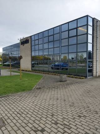 7 kantoorruimtes te huur op toplocatie! <br /><br />Op zoek naar een inspirerende werkplek op een ideale locatie? Dit moderne kantoorgebouw biedt 7 beschikbare kantoorruimtes met veel mogelijkheden. Het gebouw is zeer centraal gelegen nabij de oprit van de E40 en ook Leuven centrum is vlot bereikbaar met openbaar vervoer. <br /><br />De opgenomen prijs is een TOTAALPRIJS : alle kosten zijn inbegrepen waaronder : energiekost (water, verwarming, electriciteit), maar ook onderhoud van tuin/ramen/gemeenschappelijke delen, gebruik van verschillende vergaderruimtes (inclusief kitchenette), parking, Securitas groepsbewaking .<br /><br />Verder zijn er diverse oppervlakten beschikbaar, aangepast aan uw behoeften. <br /><br />Ruimte 1: 19m² voor 551 EUR/maand (beschikbaar: onmiddellijk) <br />Ruimte 2: 26m² voor 754 EUR/maand (beschikbaar: onmiddellijk) <br />Ruimte 3 en 4: 18m² voor 522 EUR/maand (beschikbaar: 01/03/2025)<br />Ruimte 5: 24m² voor 696 EUR/maand (beschikbaar: 01/03/2025)<br />Ruimte 6: 26m² voor 754 EUR/maand (beschikbaar: onmiddellijk) <br />Ruimte 7: 20m² voor 580 EUR/maand ( beschikbaar: 01/04/2025)<br /><br />Het onderhoud van gemene delen en het privatief verbruik is inbegrepen in de huurprijs. <br /><br />Mis deze kans niet en vestig uw bedrijf op een locatie die professionaliteit en bereikbaarheid combineert. <br />Interesse? Neem contact op via michelle.vanroy@living-stone.be of bel naar het nummer 0472 93 81 54.