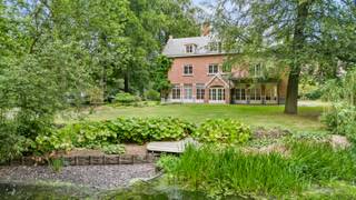 Cet appartement-château luxueux, spacieux (182m²) et économe en énergie (étiquette A) avec 2 chambres et un magnifique jardin avec étang est situé dans un domaine de parc exceptionnel de 4 hectares, "Château de Kapellen". Bien que proche du centre avec toutes les commodités, vous vivez dans un parc avec un cadre exceptionnel avec un château en arrière-plan. Le domaine possède un arboretum exceptionnel et classé. Réservez votre rendez-vous et venez découvrir cette perle exceptionnelle.<br /><br />Disposition de l'appartement :<br />Par l'allée imposante du domaine, nous arrivons à l'arrière, via un portail automatique, jusqu'au parking du bâtiment et de l'appartement. Vous pouvez choisir d'entrer dans l'appartement par le hall d'entrée commun ou par l'entrée latérale de la cuisine, pratique lorsque vous arrivez avec des courses. Depuis le spacieux salon (environ 90m²), vous avez une belle vue et un accès au jardin privé avec étang. Au bord de l'étang, vous pourrez profiter du ponton. La cuisine est entièrement équipée de tout le luxe que vous attendez. Depuis la cuisine, vous pouvez accéder à la cave spacieuse, où se trouvent également les raccordements pour le lave-linge/sèche-linge. La suite parentale est équipée de dressings et se trouve en face de la salle de bains principale. Celle-ci est équipée d'une baignoire îlot, d'une douche et d'un double lavabo en marbre. L'autre chambre a une douche privée et un lavabo. Enfin, il y a aussi des toilettes pour les invités.<br />Détails :<br />- Vivre dans un domaine de parc unique<br />- Matériaux de qualité<br />- Étiquette A<br />- Mobilité<br /><br />Vg - Wp - Gmo - Gvkr – Gvv<br />PEB : étiquette A (99 kWh/m²)