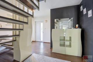 Op te frissen, vrijstaande woning met veel potentieel op royaal perceel van 1080 m², deze te moderniseren woning combineert een bewoonbare...