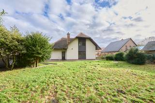 <strong>Zeer ruime en eigentijdse gezinswoning op 11a </strong>De woning van 1993 is verrassend ruim en is gelegen in een zeer rustige buurt nabij alle grote invalswegen. Bij de bouw van deze woning zijn er kwalitatieve en energiezuinige materialen gebruikt. Het EPC Label is B en de elektriciteit is conform. Een heel mooi perceel met zicht op groen. <br /><br /><span>De indeling is als volgt:</span><br />Gelijkvloers: Inkomhal met toegang tot de zeer ruime leefruimte met een extra terras. Ruime keuken met zicht op de tuin, een achterinkom met apart toilet en een ruime garage met smeerput.<br />Verdiep: Nachthal met toegang tot de 3 zeer ruime slaapkamers van respectievelijk 28m², 24m² en 13m². Allen voorzien van tal van inbouwkasten. Verder is er nog een bureelruimte/bergruimte of dressing. Badkamer met grote inloopdouche, lavabo en toilet.<br /><br />De woning is volledig onderkelderd en biedt zeer veel mogelijkheden. Vanuit de garage is er ook een smeerput. EPC is label B, de elektriciteit is conform en de CV op aardgas. Houten ramen met dubbele beglazing. Zeer ruime tuin. De woning heeft crepi op basis van natuurlijke materialen waardoor deze geen onderhoud vraagt. Regenwaterput aanwezig.<br /><br />Op zoek naar een ruime, volledig onderkelderde gezinswoning? Neem dan vandaag nog contact op voor een bezichtiging.<br /><br /><span>Wij ontzorgen u ook voor de </span><strong>verkoop<span> </span></strong><span>van uw </span><strong>huidige woning</strong><span>! Voor meer uitleg helpen we je graag verder.</span>