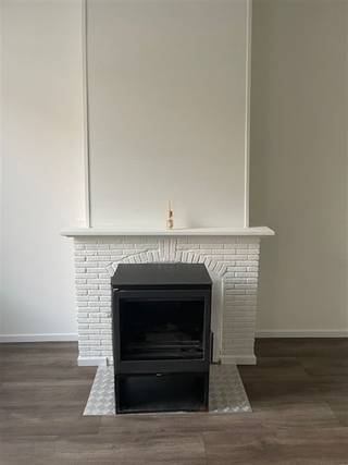 <p><span>Instapklare woning in het centrum van Niel. Het gelijkvloers is heel diep bebouwd. We starten met een zithoek aan de voorzijde die verwarmd wordt met een houtkachel. Daarachter is de keuken over de ganse breedte van de woning. Deze is ingericht met een keukenwand, de oven, gasfornuis, dampkap en spoeltafel zijn ingebouwd. Hier is een grote pelletkachel die de ganse woning kan verwarmen. Achter de keuken is een extra zitplaats met toegang naar de badkamer en de tuin met overdekt terras. De badkamer is ingericht met een nieuwe douchecabine, toilet en lavabo. De tuin die lang en smal is, heeft een uitweg naar de Veldstraat. Zodanig dat je nooit met een fiets door de woning moet. Op de 1° verdieping is 1 slaapkamer van 15m². Verder is er in de nok van het dak, die bereikbaar is met een vaste trap, een mogelijkheid om een kleine slaapkamer in te richten. Het dak met veluxraam is recent vernieuwd en geïsoleerd. Dit is een ideale woning voor iemand die single is.</span></p><p><span> </span></p><p><span>EPC: 215 kWh/m²jaar geen renovatie nodig</span></p><p><span> </span></p><p><span>Stedenbouwkundige inlichtingen in aanvraag.</span></p><p><span> </span></p><p><span>Voor meer inlichtingen, een bezoek of een vrijblijvende waardebepaling van uw eigendom mail naar info@vastgoedclement.be.</span></p><p><span> </span></p><p><span> </span></p><p><span> </span></p><p><span> </span></p>